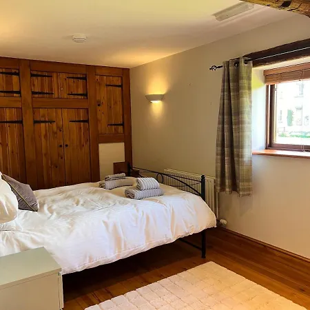 Old Well Barn Conversion بيت للعطل