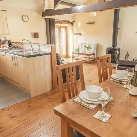 Old Well Barn Conversion بيت للعطل