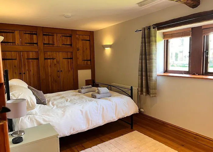 Old Well Barn Conversion بيت للعطل